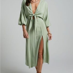 TYRICIA MIDI DRESS - LONG SLEEVE TIE FRONT CUT OUT
DRESS IN SAGE